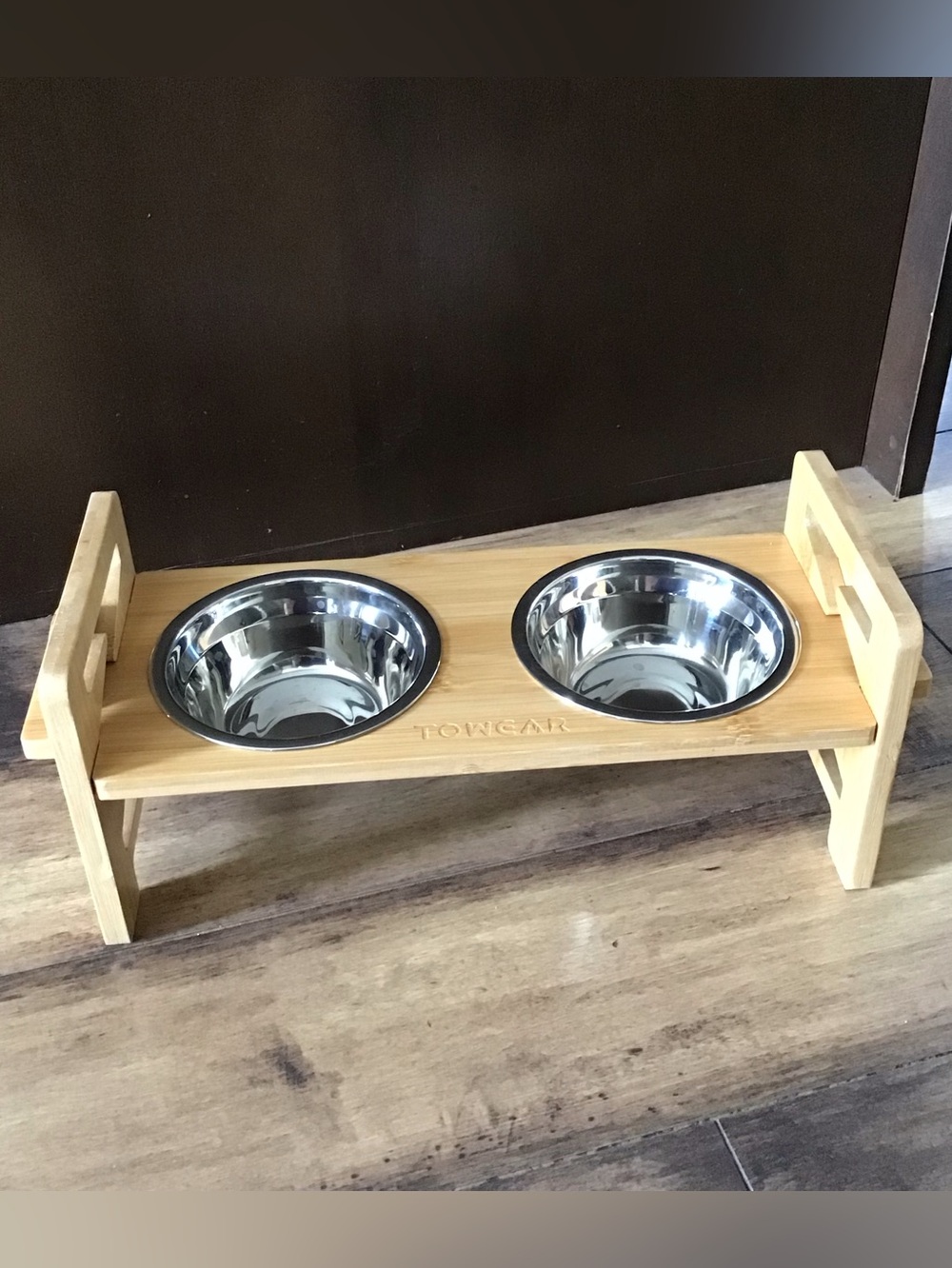 Small dog or cat adjustable feeding station